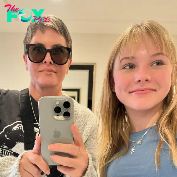 nicole eggert and daughter snapping selfie