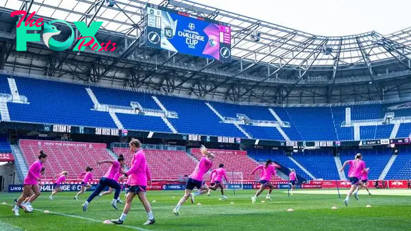 The 2024 NWSL Season gets underway with the duel between San Diego Wave FC and NY/NJ Gotham FC; San Diego coach Casey Stoney analyzes the outlook.