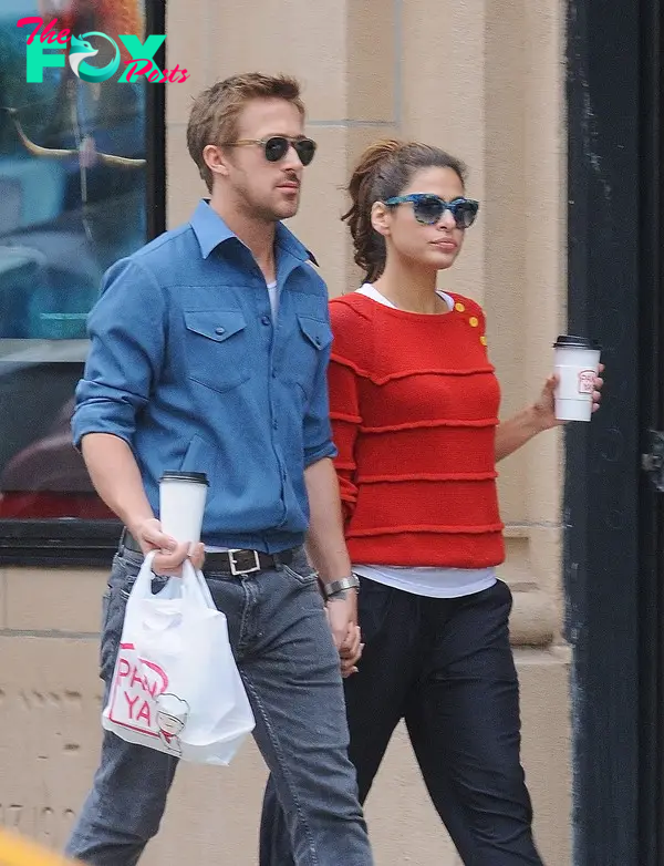 Ryan Gosling and Eva Mendes hold hands in NYC