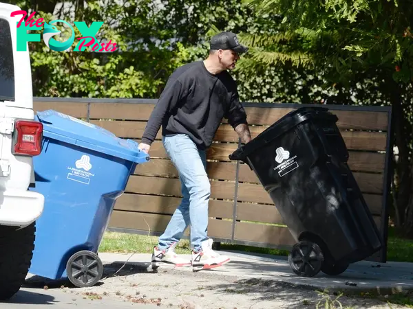 Jax Taylor bringing in Brittany Cartwright's trash cans.