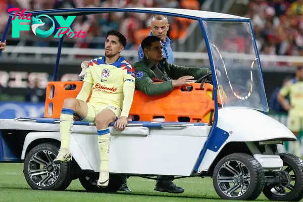 The azulcrema player was taken off during the Clásico Nacional against Chivas.