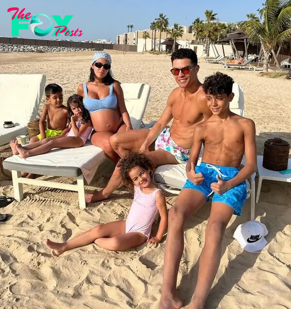 Cristiano Ronaldo and Georgina Rodríguez with four of their kids. 