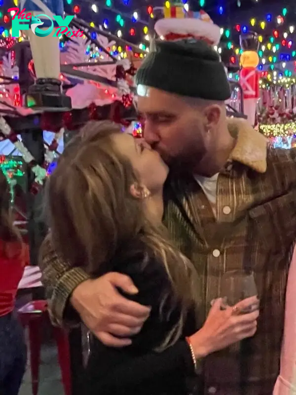 Taylor Swift and Travis Kelce kiss