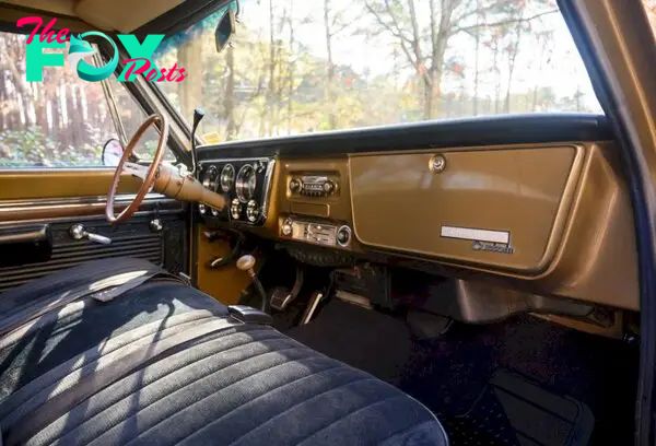 1970-Chevrolet-Suburban-K10