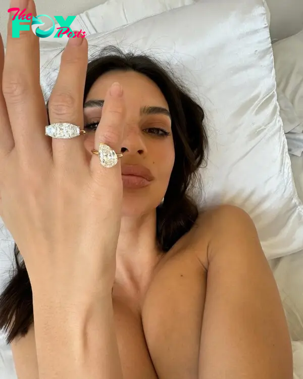 Emily Ratajkowski wearing her divorce rings. 