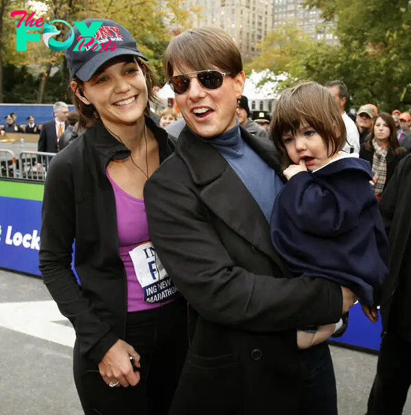 katie holmes and tom cruise, who is holding young suri cruise