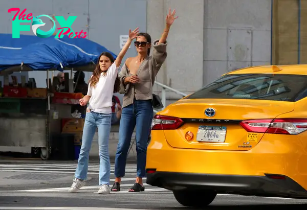 suri cruise and katie holmes hailing a taxi