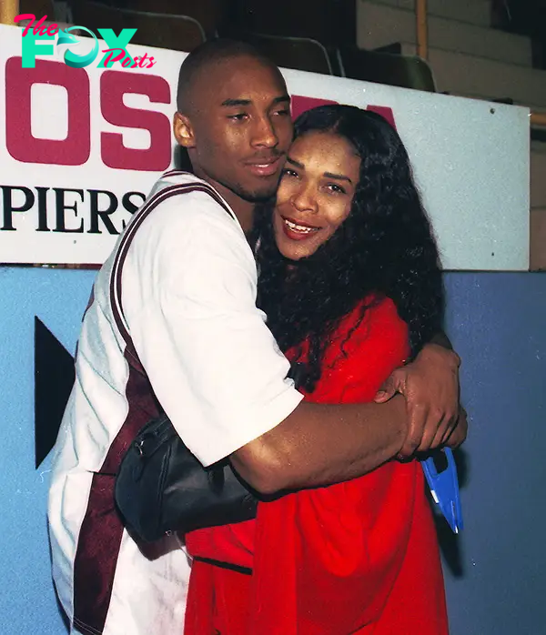 Kobe Bryant hugging his mom, Pam Bryant.
