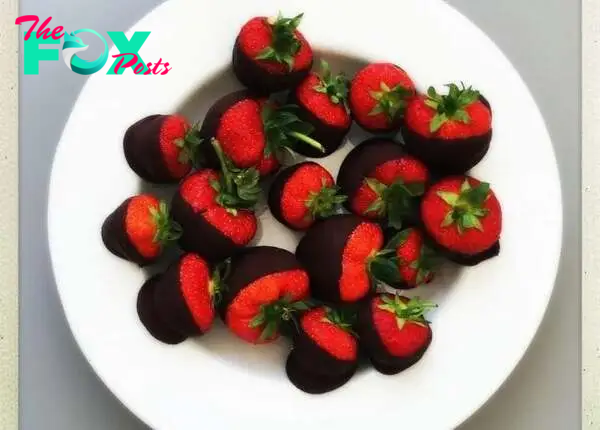 https://downshiftology.com/recipes/chocolate-covered-strawberries/