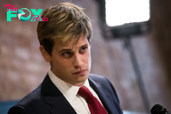 Milo Yiannopoulos speaking during a press conference in 2017.