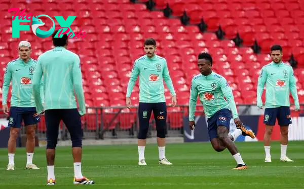 London (United Kingdom), 22/03/2024.- Brazil player Vinicius Junior (2R) attends a training session of the national team in London, Britain, 22 March 2024. England play Brazil in an international soccer friendly match in London 23 March 2024. (Futbol, Amistoso, Brasil, Reino Unido, Londres) EFE/EPA/ANDY RAIN
