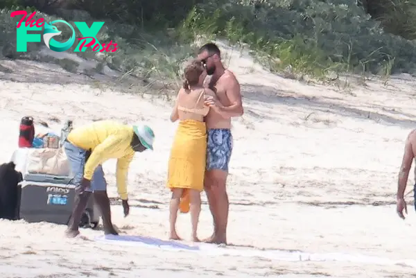 taylor swift travis kelce kissing in bahamas on vacation