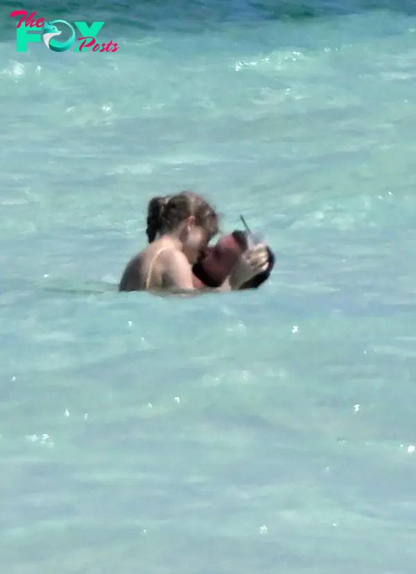 taylor swift travis kelce kissing in bahamas on vacation