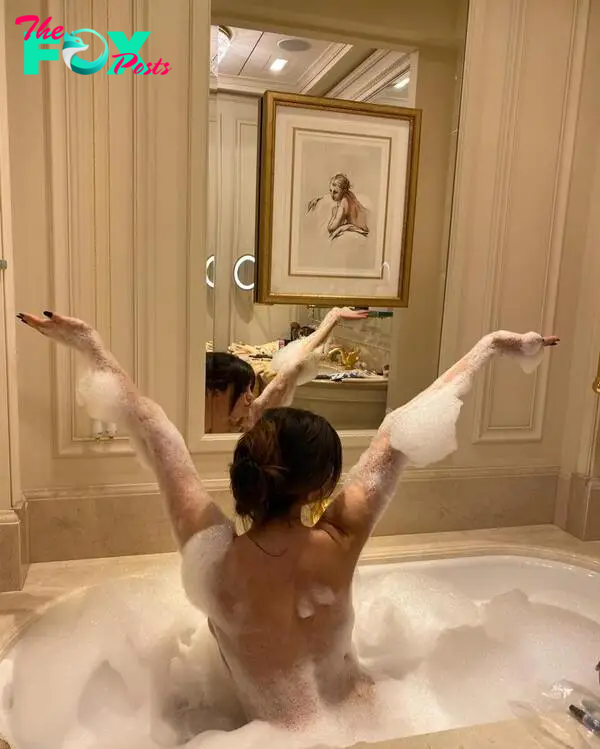 Selena Gomez bubble bath photo