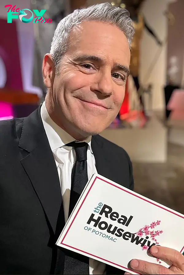 andy cohen selfie with "real housewives" index cards