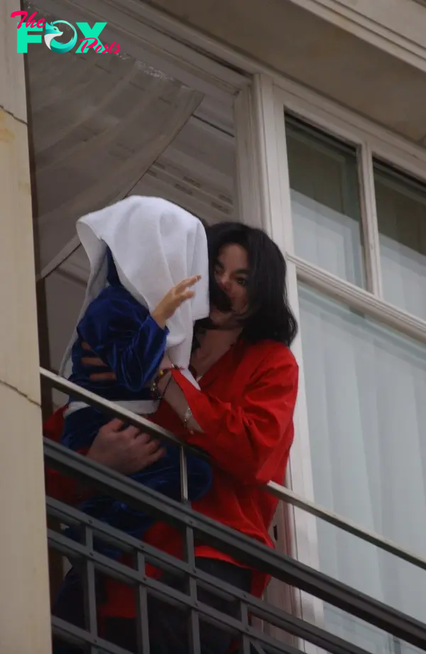 Michael Jackson holding Blanket over the balcony in Paris.
