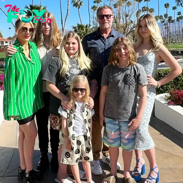 tori spelling and dean mcdermott with their kids