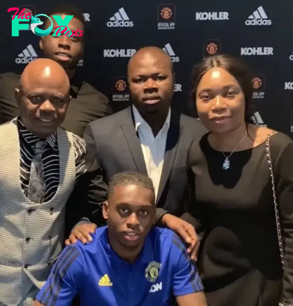 talkSPORT on X: "📅 2000: Aaron Wan-Bissaka has a family photo wearing a shirt from his club Man United. 📅 2019: Aaron Wan-Bissaka has a family photo after signing for Man United