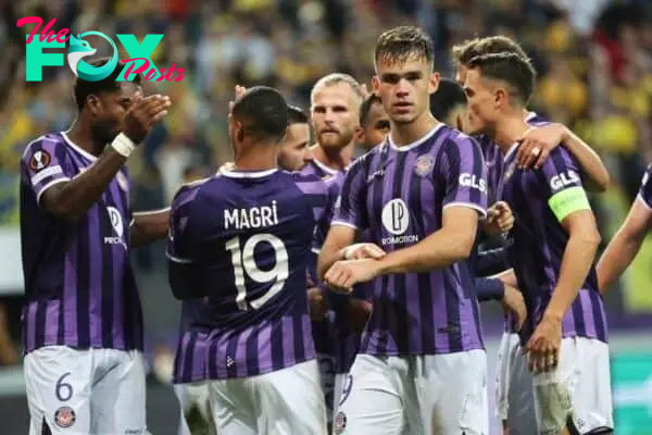 2RWXXWW Toulouse's Thijs Dallinga, center right, celebrates with teammates after scoring his sides first goal during the Europa League Group E soccer match between Union St. Gilloise and Toulouse at the Anderlecht stadium in Brussels, Thursday, Sept. 21, 2023. (AP Photo/Geert Vanden Wijngaert)