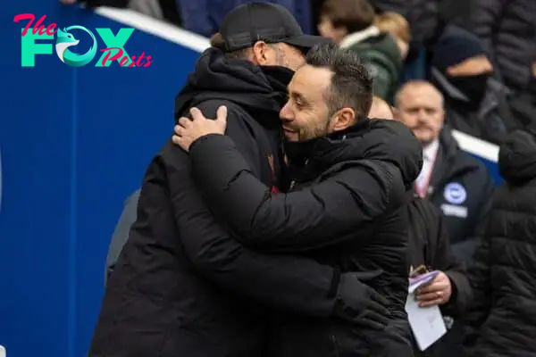 BRIGHTON & HOVE, ENGLAND - Sunday, January 29, 2023: Liverpool's manager Jürgen Klopp (L) and Brighton & Hove Albion's manager Roberto De Zerbi embrace before the FA Cup 4th Round match between Brighton & Hove Albion FC and Liverpool FC at the Falmer Stadium. Brighton won 2-1. (Pic by David Rawcliffe/Propaganda)