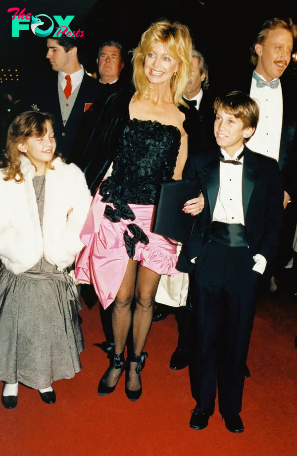 Goldie Hawn smiles with her children, Oliver and Kate