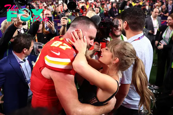 taylor swift grabbing travis kelce's face after super bowl win