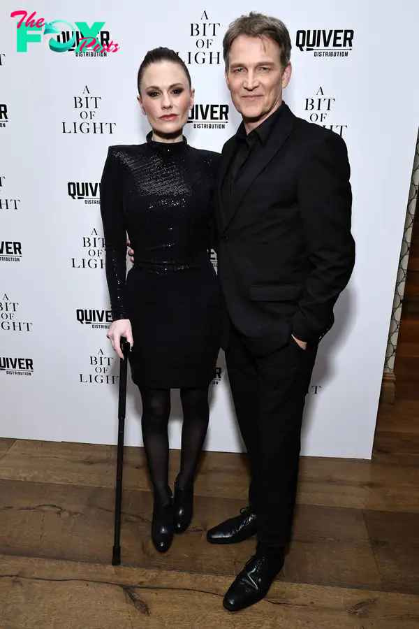 Anna Paquin and Stephen Moyer posing
