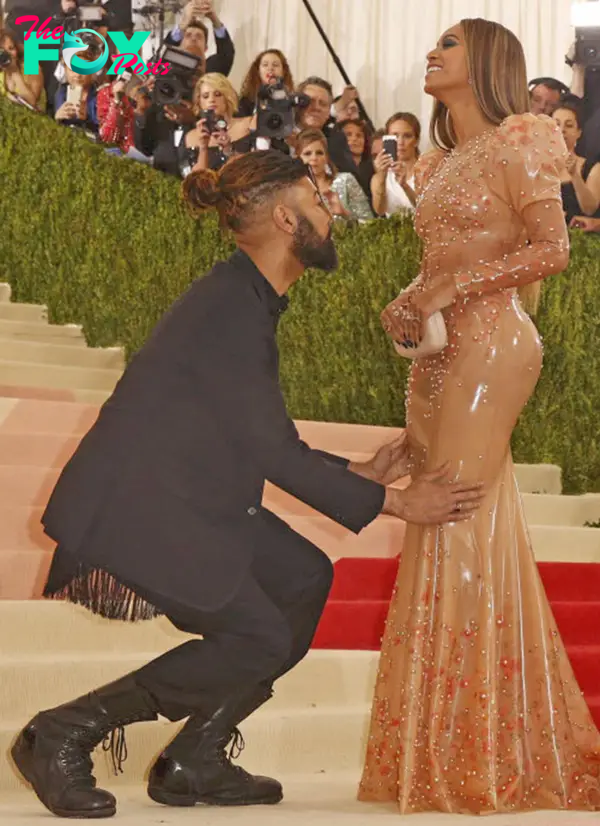 Ty Hunter adjusts Beyoncé's dress at the Met Gala.