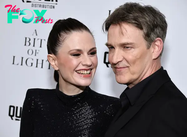 Anna Paquin and Stephen Moyer posing together