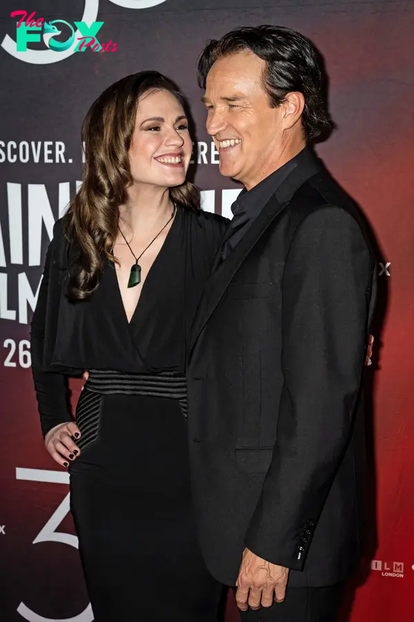 Anna Paquin and Stephen Moyer posing together 