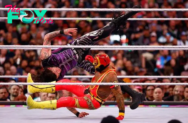 Rey Mysterio derrota a Dominik Mysterio en WrestleMania 39, con ayuda de Bad Bunny