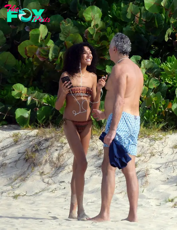 Aoki Lee Simmons and Vittorio Assaf at the beach