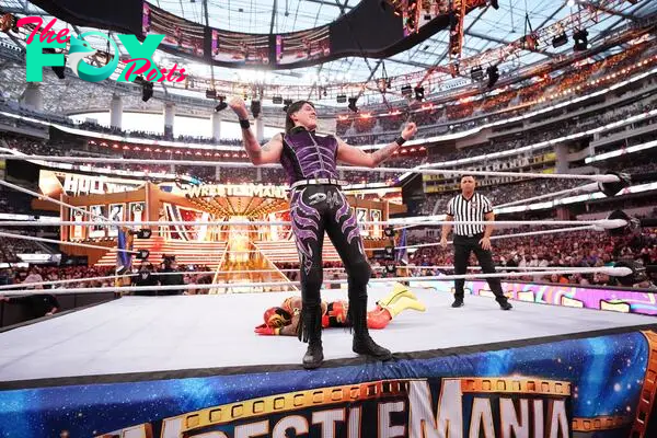 Dominik Mysterio se burla de su padre durante Wrestlemania 39.