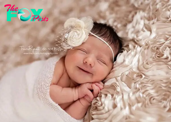 Ecstatic with the photo of a baby smiling while sleeping 1