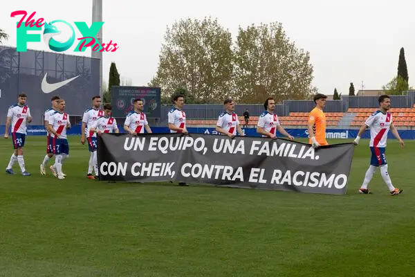 After being sent off for confronting a fan alleged to have racially abused him, Rayo Majadahonda keeper Cheikh Sarr has received a two-game ban. At the start of Saturday’s game against Ponferradina, the Spanish third-tier team showed their displeasure with the ruling.