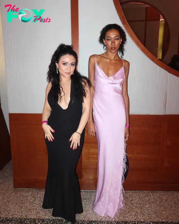 Aoki Lee Simmons posing with a friend at a gala