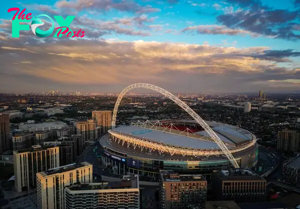 Con capacidad para 90000 espectadores, este estadio situado en Londres y sede habitual de la selección de Inglaterra, acogerá la Final de la Eurocopa que se disputa el 31 de julio. El Wembley Stadium se encuentra en el lugar donde antes se encontraba el antiguo estadio con el mismo nombre construido en 1923. Actualmente, acoge las finales de la FA Cup, la Copa de Inglaterra y la Community Shield, además de varias finales de la Champions.