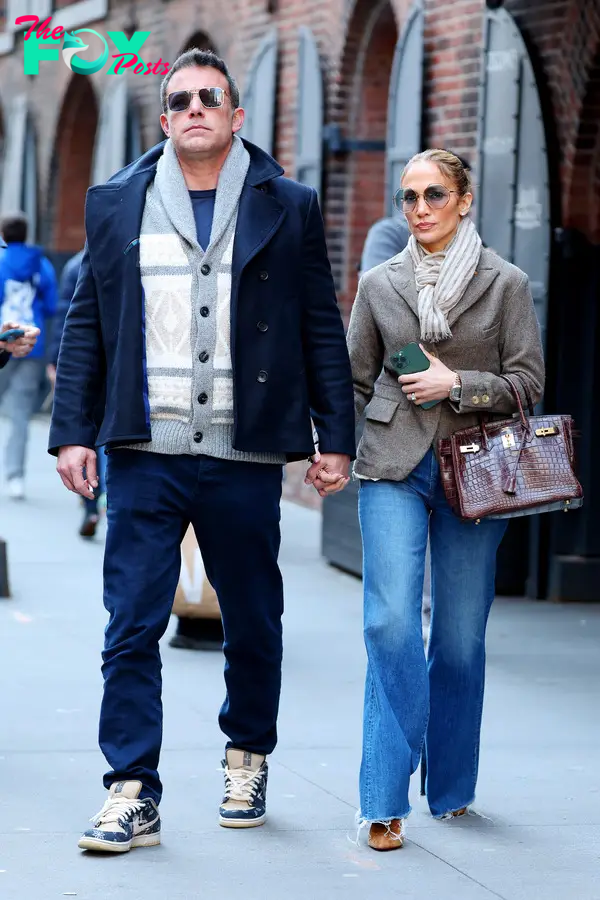Jennifer Lopez and Ben Affleck walking in New York City