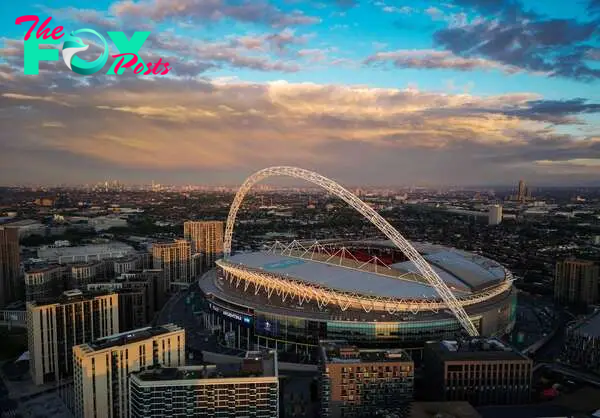 Con capacidad para 90000 espectadores, este estadio situado en Londres y sede habitual de la selección de Inglaterra, acogerá la Final de la Eurocopa que se disputa el 31 de julio. El Wembley Stadium se encuentra en el lugar donde antes se encontraba el antiguo estadio con el mismo nombre construido en 1923. Actualmente, acoge las finales de la FA Cup, la Copa de Inglaterra y la Community Shield, además de varias finales de la Champions.