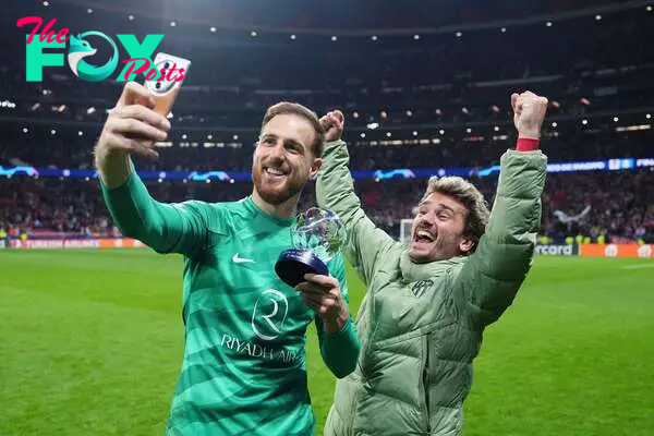 MADRID, SPAIN - MARCH 13: Jan Oblak of Atletico Madrid poses for a photo with the PlayStation Player Of The Match award alongside teammate Antoine Griezmann after the team's victory in the penalty shoot out during the UEFA Champions League 2023/24 round of 16 second leg match between Atlético Madrid and FC Internazionale at Civitas Metropolitano Stadium on March 13, 2024 in Madrid, Spain. (Photo by Angel Martinez - UEFA/UEFA via Getty Images)
PUBLICADA 14/03/24 NA MA01 5COL PORTADA
