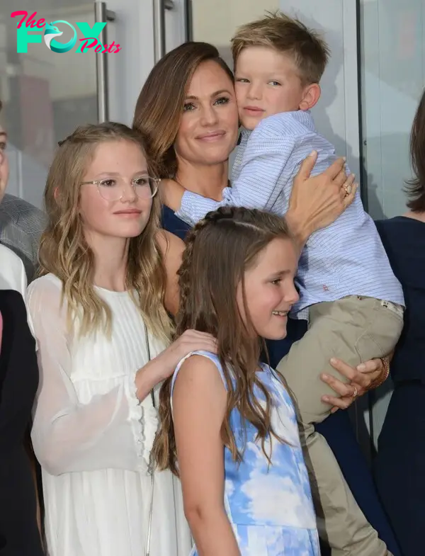 Jennifer Garner with her kids