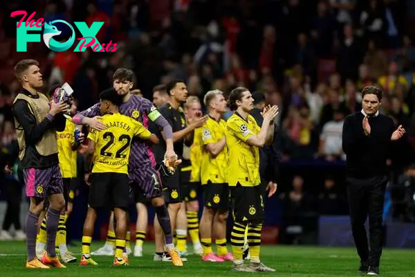 Borussia Dortmund's players applaud at the end of the UEFA Champions League quarter final first leg football match between Club Atletico de Madrid and Borussia Dortmund at the Metropolitano stadium in Madrid on April 10, 2024. (Photo by OSCAR DEL POZO / AFP)