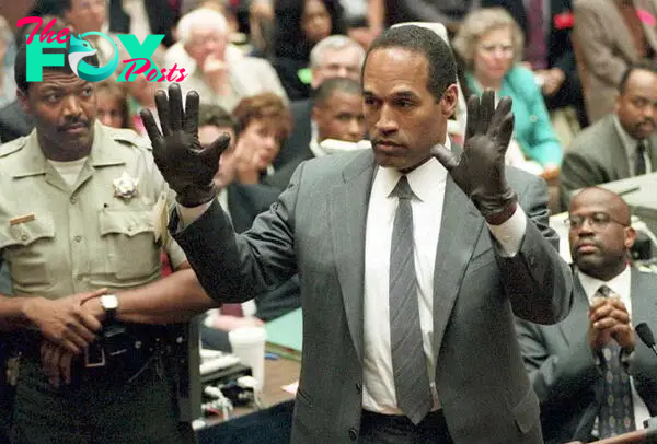 oj simpson holding up gloved hands at trial