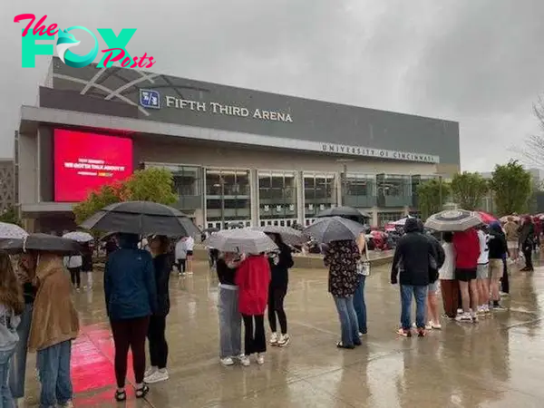 Fans lining up outside of Fifth Third Arena in the rain.
