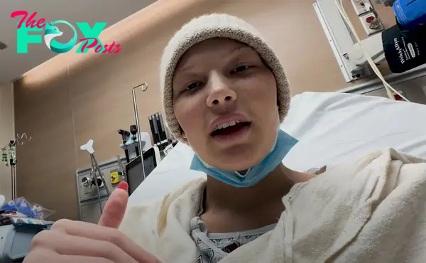 isabella strahan in a hospital bed taking a selfie