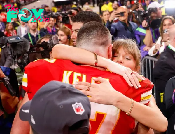 taylor swift and travis kelce hugging