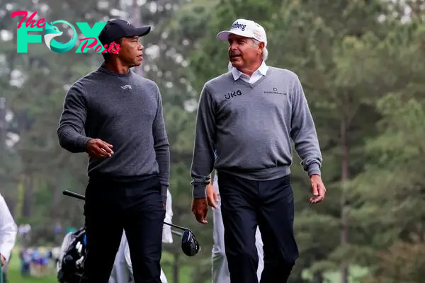 Augusta (United States), 09/04/2024.- US golfers, Tiger Woods (L) and Fred Couples (R) walk to the tee on the fifth hole during the second practice round for the Masters Tournament at the Augusta National Golf Club in Augusta, Georgia, USA, 09 April 2024. The Augusta National Golf Club will hold the Masters Tournament from 11 April through 14 April 2024. EFE/EPA/JUSTIN LANE

