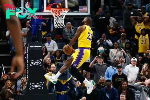 Los Angeles Lakers forward LeBron James (23) dunks during the second half against the Memphis Grizzlies.