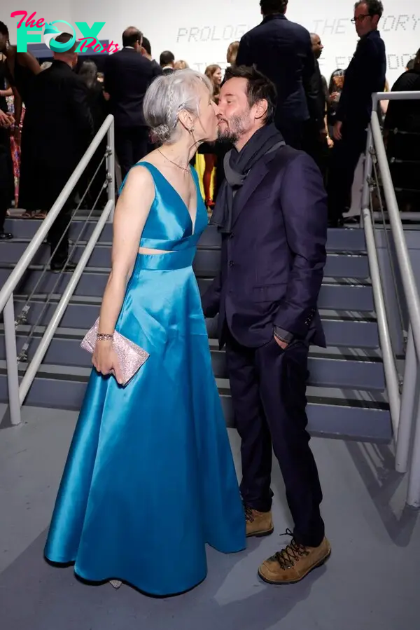 Alexandra Grant and Keanu Reeves kissing