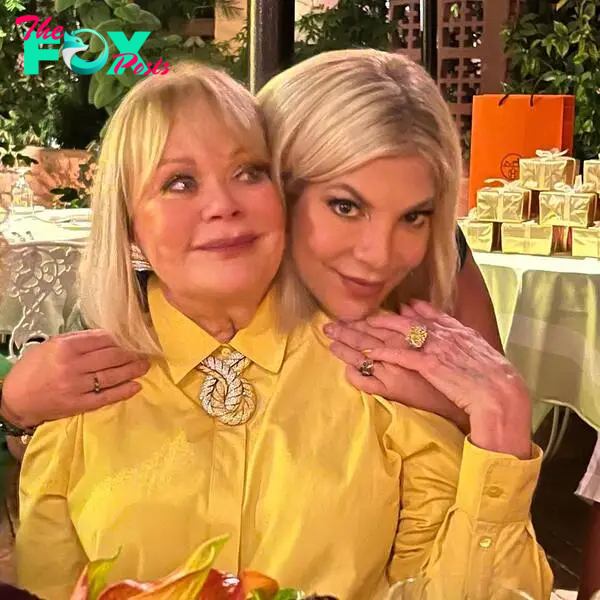 tori spelling leaning her head on her mom candy spelling's shoulder